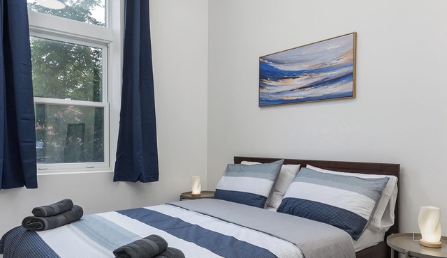 Chic 2-Bedroom Apartment in the Heart of the City’s Vibrant Hub