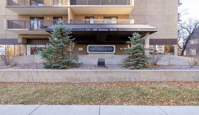Chic 2-bedroom apartment with fitness room and AC in vibrant Saskatoon