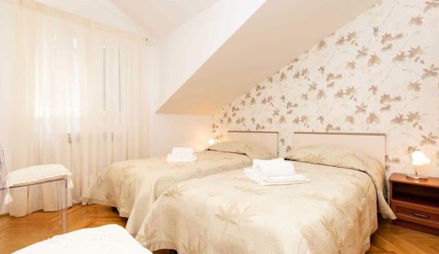Chic 2-Bedroom Apartment, Perfect for 4