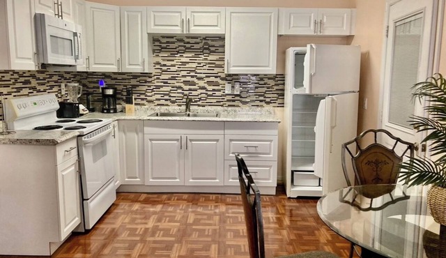 Chic 2-Bedroom Apartment in Charming St. Cloud 25 miles to Disney
