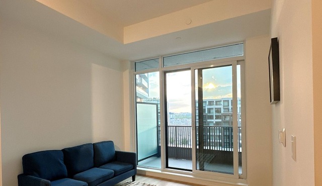 Chic 2-bedroom apartment room, free parking in Downtown Markham