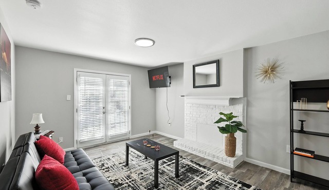 Chic 2-bedroom apartment with pool, fitness room in vibrant Addison