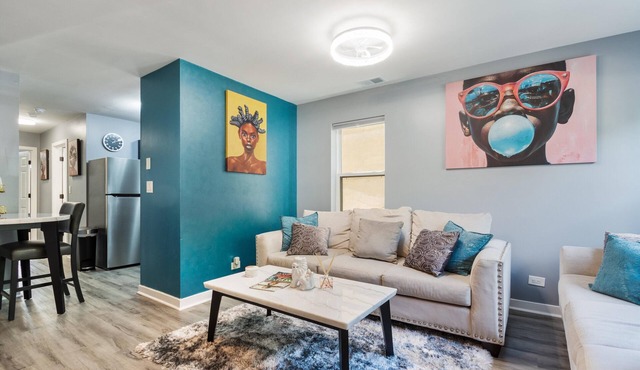 Chic 2-bedroom apartment in vibrant Chicago with AC, WiFi