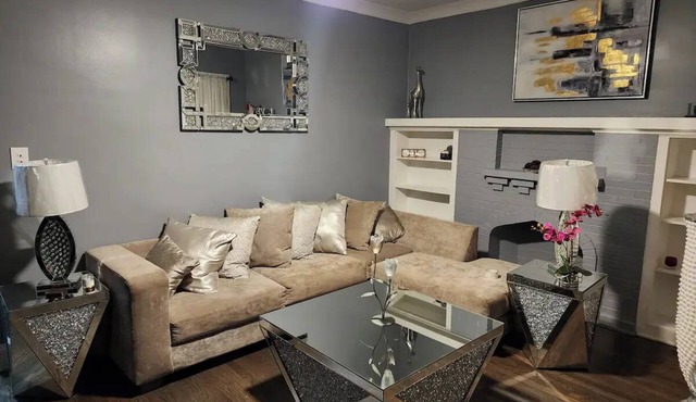 Chic 2-bedroom apartment with AC, WiFi in vibrant Chicago