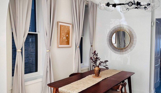 Chic 2-bedroom apartment w/free parking, quiet Bucktown, Walker/Biker paradise