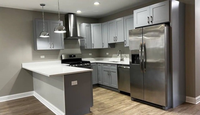 Chic 2-bedroom apartment in phenomenal Chicago with AC, WiFi