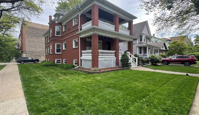 Chic 2-bedroom apartment in beautiful Rogers Park with WiFi & EV Charger