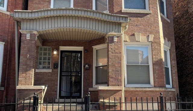 Chic 2-bedroom apartment in historic Chicago neighborhood with theater, Wifi