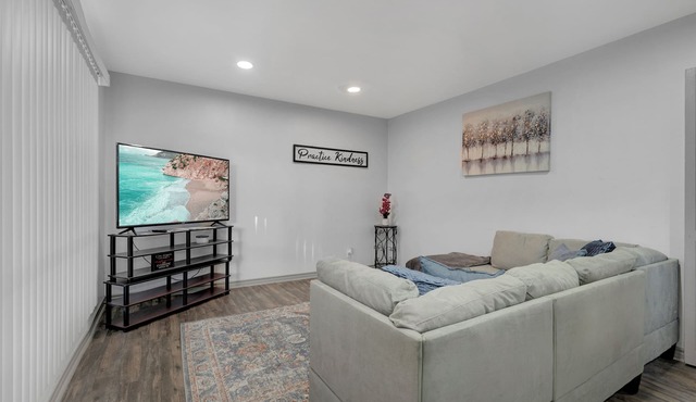 Chic 2-bedroom apartment with WiFi, AC in vibrant Dallas