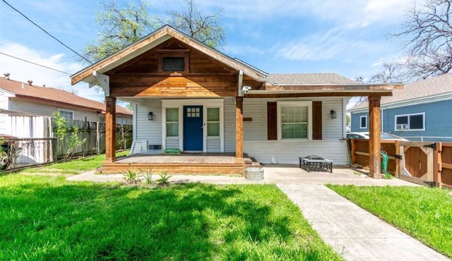 Chic 2-bedroom apartment with WiFi, AC in vibrant Dallas