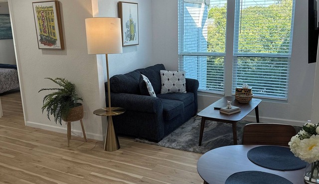 Chic 2-bedroom apartment with Pool view, fitness room in fabulous Dallas