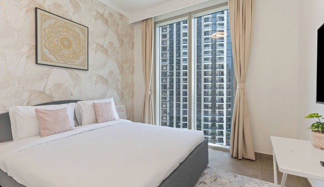 Chic 2-bedroom apartment with WiFi, AC in Creek Harbour Dubai