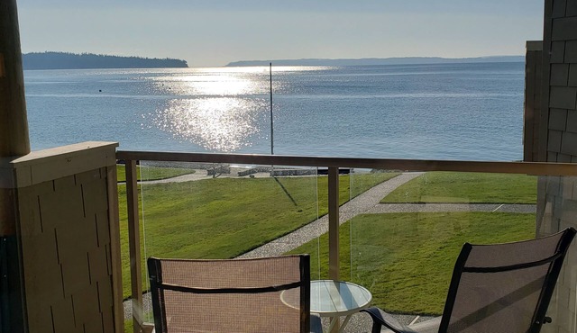 Chic 2-bedroom beachfront condo on Mutiny Bay with water views