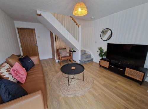 Chic 2 Bedroom Close to Town with Free Parking