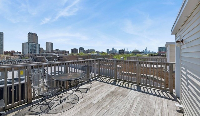Chic 2-bedroom condo with AC, fitness room in cool Chicago
