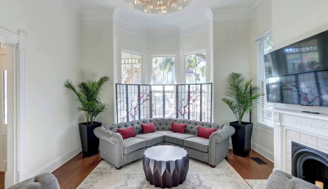 Chic 2-bedroom corporate apartment Savannah's Historic District!