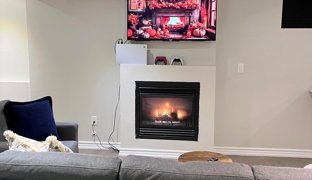 Chic 2-bedroom corporate apartment in enchanting Whitby with AC, WiFi