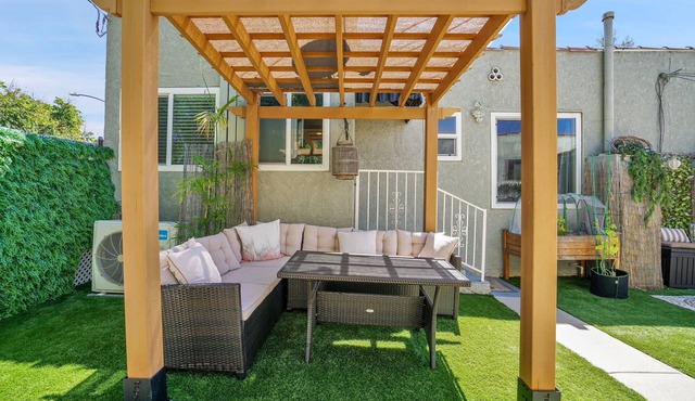 Chic 2-Bedroom Escape in Prime Los Angeles Location - HUD-VP
