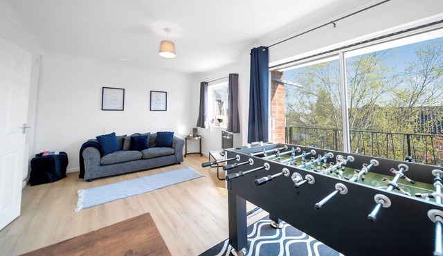 Chic 2 bedroom Flat; wifi, smart TV, foosball table