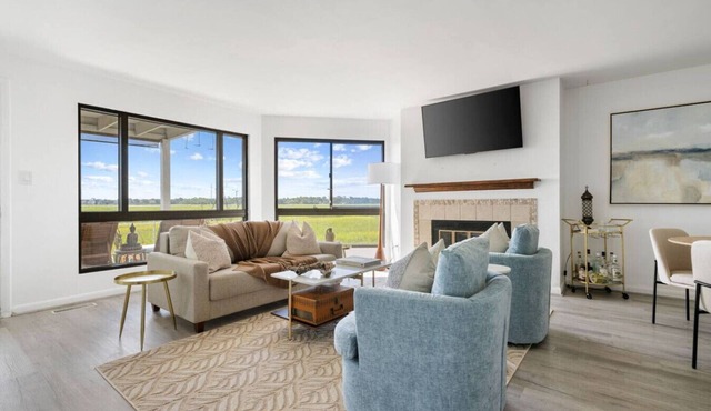 Chic 2 Bedroom - Furnished Condo near Folly Beach