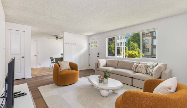 Chic 2 bedroom Lynnwood Nest w/Kitchen & Yard