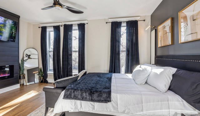 Chic 2-bedroom townhome with WiFi and AC in awesome Chicago