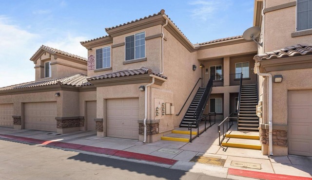 Chic 2-bedroom condo w/nice office, pool and WiFi in fantastic North Las Vegas