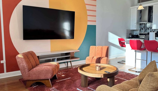 Chic 2 BR, 1 Parking, Sleeps 6!