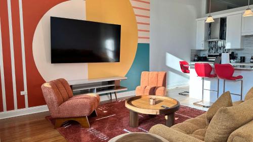 Chic 2 BR 1 Parking Sleeps 6