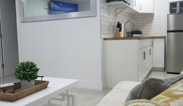 Chic 2 BR Minutes From Hollywood Beach, Casino & The Young Circle