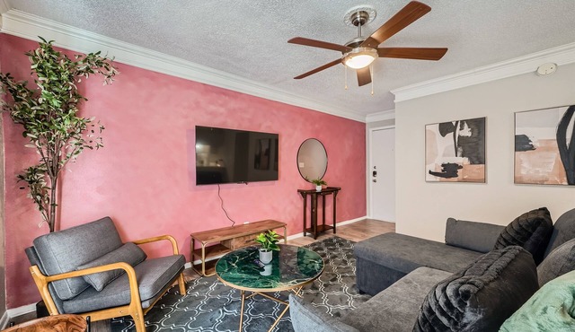 Chic 2B Getaway | 10min > DTWN | W/D, Pool, Prkg