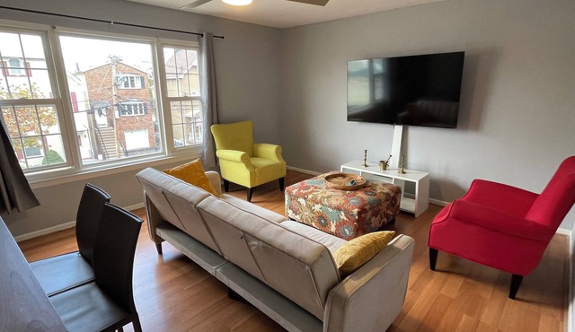 Chic 2Bd - 1Bath, Easy NYC 20 min Train Ride + Parking,