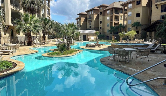 Chic 2BD with Balcony, Pool, Hot Tub & Marina Views!
