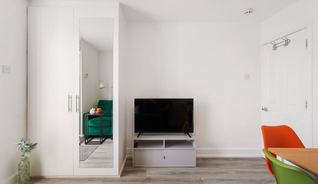 Chic 2Bed w/Balcony/10min FR Notting Hill