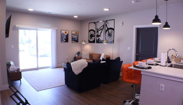Chic 2BR/2BA Apt. Near UARK, Walmart Campus & Amp, No Cleaning Fee