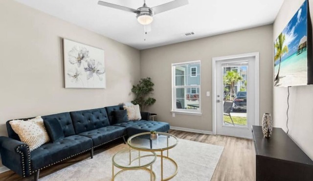 Chic 2BR/2BA Condo: Pool & More!