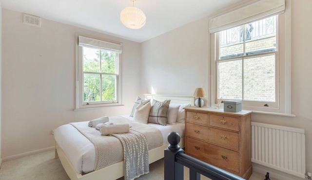 Chic 2BR/2BA w/Garden-Hampstead