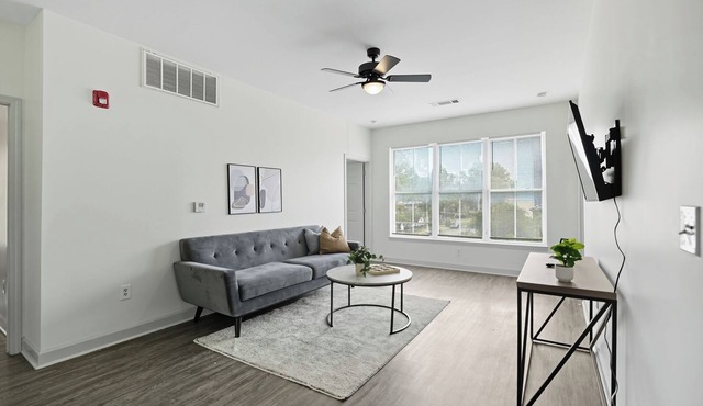 Chic 2BR/2BA with Gym and Rooftop Access