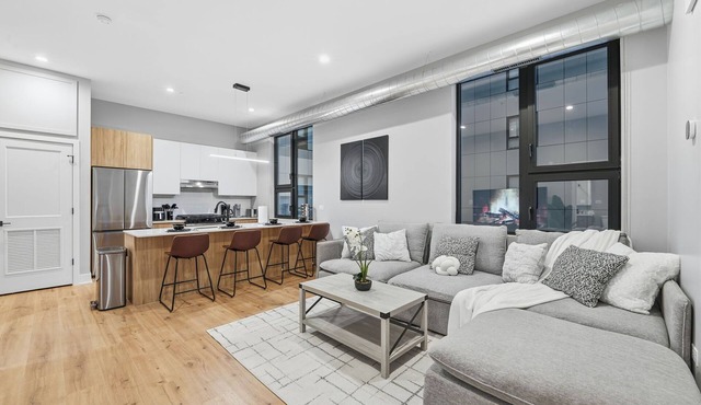 Chic 2BR Apartment in Edgewater: Gym & Parking