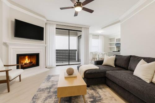 Chic 2BR Boho-Chic Retreat Garage, Pool, Gym