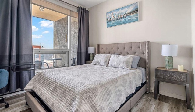 Chic 2BR Condo in Vibrant Downtown Calgary