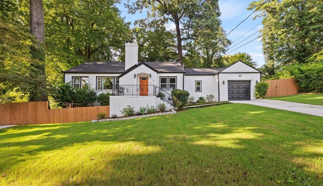 Chic 2BR Downstairs Unit - Fenced Yard Grant Park