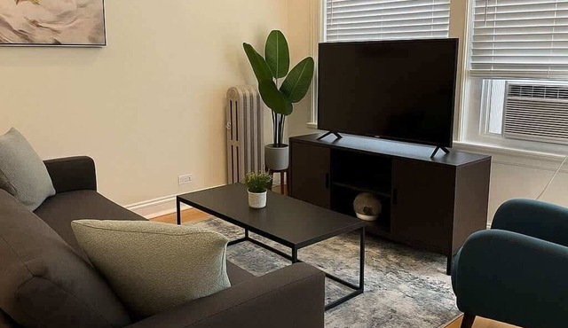 Chic 2BR Haven Near Irving Park