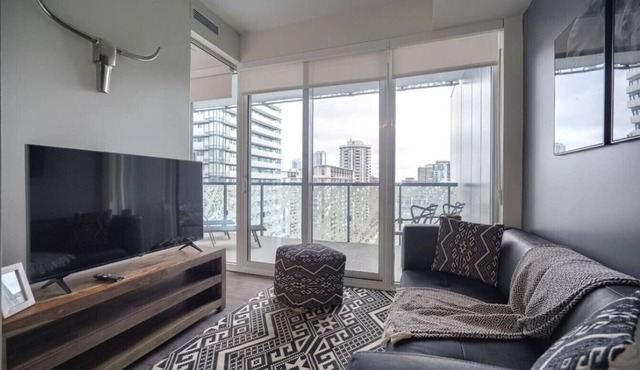 Chic 2BR Oasis with Skyline Views near Berczy Park
