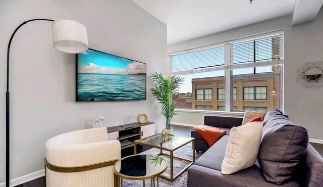 Chic 2BR Parking, Rooftop Near Arrowhd & TMobile