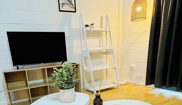 Chic 2BR South Side Getaway Near Albury CBD