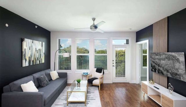Chic 2BR-Southtown Near Rvrwalk, Dome & Conv