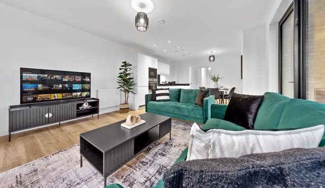 Chic 3 bed apartment with balcony