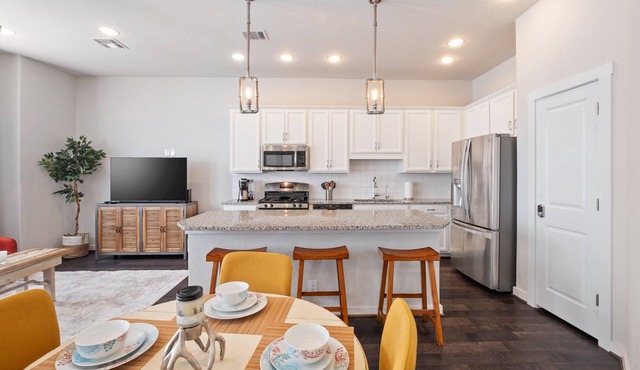 Chic 3-Bed Condo, 2-Car Garage close to Pearl & St. Mary's Strip in Tobin Hills!