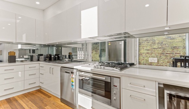 Chic 3-Bed House with a Cosy Courtyard